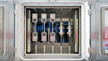 Ensaio de tração de fluência e ensaio de compressão de fluência em plásticos